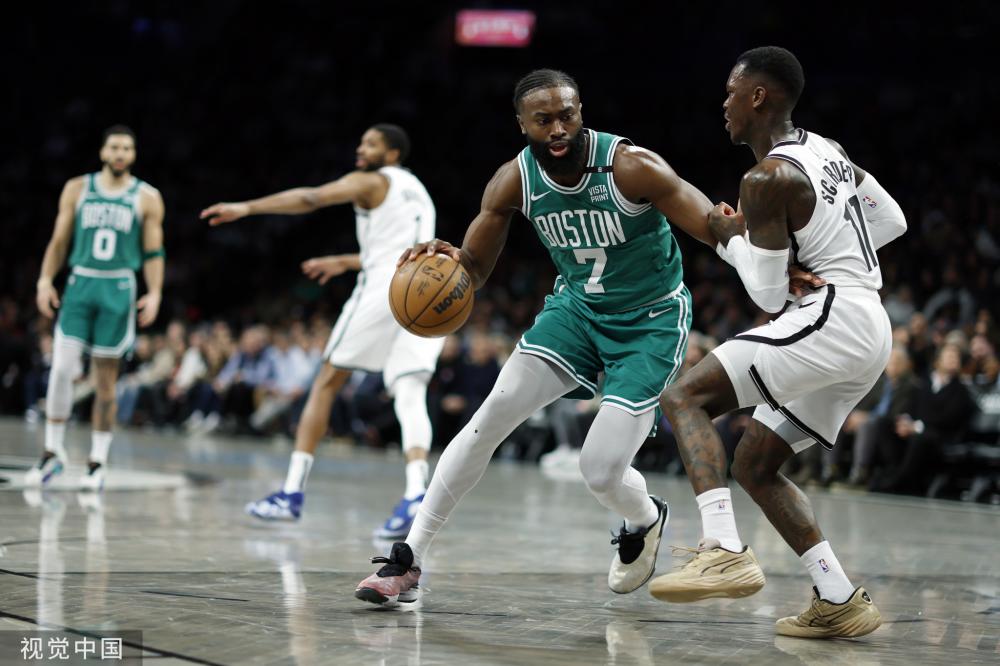 正展示着巴 正展示着巴